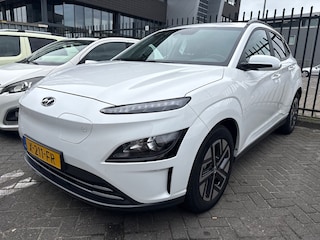 Hyundai Kona EV Pure 64 kWh 204pk | Camera | Carplay | Adaptive cruise controle | Keyless entry | 17'' Velgen | Parkeersensoren | Trekhaak