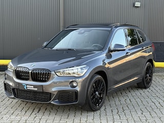 BMW X1 xDrive20i M-Pakket PANORAMADAK | NIEUWSTAAT