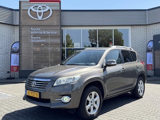 Toyota RAV4 2.0 VVT-i EXECUTIVE BUSINESS NL-AUTO AUTOMAAT KEYLESS NAVI STOELVERW EL-STOEL TREKHAAK 1500KG-TREKGEW CAMERA HALF-LEDER CRUISE CLIMA