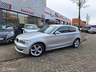 BMW 118i BUSINESS LINE / Nieuwe distributie / Parkeersensoren /