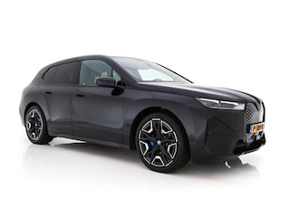 BMW iX xDrive40 High Executive 77 kWh [ 3-Fase 11kW ] {SOH-99%} (INCL-BTW) *PANO | LEATHER | TOPVIEW | FULL-LED | MEMORY-PACK | HARMAN/KARDON | BLINDSPOT | WIDESCREEN-COCKPIT | HEATED-COMFORTSEATS | DAB |  HEAD-UP | SOFTCLOSE | AMBIENTLIGHT | TOWBAR | 22"