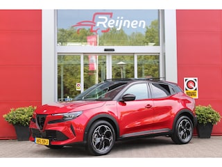 Alfa Romeo Junior ELETTRICA SPECIALE 156PK 54 kWh | PANORAMISCH SCHUIF/KANTEL DAK | BICOLOR DAK (ZWART DAK) | WARMTEPOMP | TECHNOLOGIE PAKKET (O.A. FULL LED ADAPTIVE MATRIX KOPLAMPEN/DODEHOEK DETECTIE/DRAADLOZE TELEFOONLADER/ACHTERUITRIJ CAMERA/PARKEERSENSOREN VOOR, ACHTER,ZIJKANT) | DRAADLOZE APPLE CARPLAY/ANDROID AUTO | CLIMATE CONTROL | ELEKTRISCH BEDIENBARE ACHTERKLEP | STOEL VERWARMING | ELEKTRISCH BEDIENBARE VOORSTOEL MET MASSAGE FUNCTIE | VERKEERSBORDEN HERKENNING | ADAPTIVE CRUISE CONTROL | KEYLESS ENTRY/START | VOORRUIT VERWARMING |