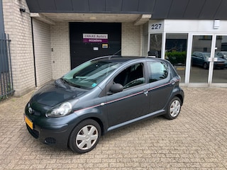 Toyota Aygo 1.0-12V Cool / 5 DEURS / ZUINIG / KM+NAP / METALLIC / APK JUNI 2027