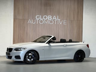 BMW 2-serie Cabrio M235i - AUTOMAAT - PARELMOER WIT - LEER - NAVIGATIE - HARMAN KARDON - M PERFORMANCE UITLAAT