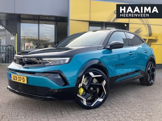Opel Mokka Electric 54 kWh 281pk GSE | Unieke uitvoering | Alcantara sportstoelen | 20" Lichtmetalen velgen |  | Sperdifferentieel | Alcon remschijven met gele remklauwen | Navigatie | Stoel- en Stuurverwarming | Camera | Adapt. Cruise control | Zwart dak en motorkap