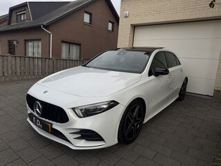 Mercedes-Benz A-klasse 180 AMG Aut Panoramadak Widescreen SfeerVerlichting Keyless SportLeder Led Camera Nightpakket Pdc