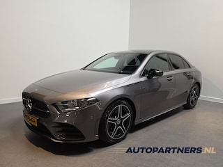 Mercedes-Benz A-klasse 180 Business Solution AMG - Apple Carplay/Android Auto - Stoelverwarming - Sfeerverlichting - Alcantara/Leder