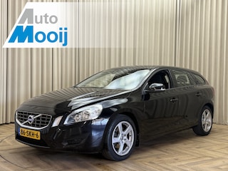 Volvo V60 2.0 D3 Kinetic Automaat / Org.NL! / Cruise / Navigatie / ECC Clima / Trekhaak / PDC / 16'' LMV