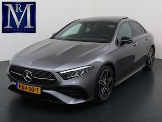 Mercedes-Benz A-klasse 200 AMG Line PANORAMADAK | WIDESCREEN | AMBIENT LIGHT SFEERVERLICHTING | ELEKTRISCHE TREKHAAK | KEYLESS ENTRY | 360 GRADEN CAMERA | ELEKTRISCHE STOELEN MET GEHEUGEN | STOEL- + STUURVERWARMING | MEGA COMPLEET | RIJKLAAR MET 12 MND BOVAG GARANTIE |