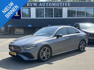 Mercedes-Benz A-klasse 200 AMG Line PANORAMADAK | WIDESCREEN | AMBIENT LIGHT SFEERVERLICHTING | ELEKTRISCHE TREKHAAK | KEYLESS ENTRY | 360 GRADEN CAMERA | ELEKTRISCHE STOELEN MET GEHEUGEN | STOEL- + STUURVERWARMING | MEGA COMPLEET | RIJKLAAR MET 12 MND BOVAG GARANTIE |