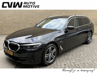 BMW 530e Touring 292pk | Executive | Trekhaak wegklapbaar | Sportstoelen met lederen bekleding | Virtual cockpit | Adaptieve cruise | Camera | Navigatie | Apple CarPlay | Stoel&stuurverwarming | 18 inch velgen | Sfeerverlichting | Dealeronderhouden