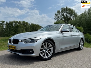 BMW 330e Centennial High Executive Automaat / 1e Eigenaar / Schuifdak / HUD / Sport-Leder / Camera / Navi / Clima / PDC /