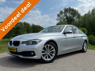 BMW 330e Centennial High Executive Automaat / 1e Eigenaar / Schuifdak / HUD / Sport-Leder / Camera / Navi / Clima / PDC /