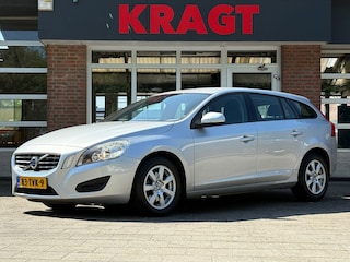 Volvo V60 Kinetic 1.6 T3 150 pk - Navi - trekhaak - climate