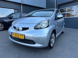Toyota Aygo 1.0 met airco en trekhaak voor fietsendrager, nieuwe APK!