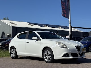 Alfa Romeo Giulietta 1.4 T Distinctive trekhaak cruise pdc
