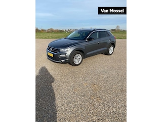 Volkswagen T-Roc 1.5 TSI Style | ACHTERUITRIJCAMERA | TREKHAAK | STOELVERWARMING | VIRTUAL COCKPIT | PARKEERSENSOREN | CLIMATE CONTROL | APPLE CARPLAY \ ANDROID AUTO |