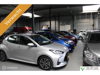 Toyota Yaris 1.5 Hybrid Design | Trekhaak | Sportvelgen | Navigatie | NL Auto Boekjes.