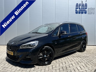 BMW 2-serie Tourer 220i Automaat 7-persoons High Executive Launch Edition M-Sport Trekhaak leder Panoramadak Navigatie Head-Up Sportstoelen Leder Led 18 Inch Velgen NL Auto
