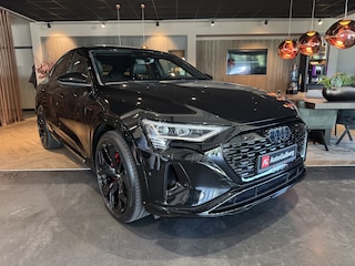 Audi Q8 e-tron quattro S-Line Black Edition 340PK Sportstoelen Vol leder Valcona, Panoramadak, ACC, Bang &Olfsen Sound, Keyless, Uitgebreid Leder pakket, Stuurwiel verwarmd, Matrix, Virtual Cockpit, Camera, Tour/ Stad/ Ambiente/ Spiegel/ Optic+/ Park+ pakket, Lmv 21''
