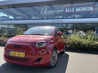 Fiat 500 24 kWh 3+1 RED Achteruitrijcamera - Airco - Navigatie - Parkeersensoren achter - Apple carplay - Bluetooth - Cruise control - Keyless start - Led verlichting - Stuur multifunctioneel - Rijstrooksensor - Elektrische ramen