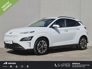 Hyundai Kona EV Premium 64 kWh / Dealer onderhouden / SOH 97,90% / Fabrieksgarantie tot 03-2027 / CCS snelladen / All season banden / Head Up Display / Warmtepomp / Adaptief cruise control / Stoelverwarming / Achteruitrijcamera / Apple Carplay Android Auto /