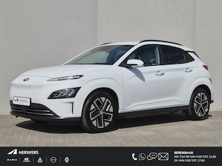 Hyundai Kona EV Premium 64 kWh / Dealer onderhouden / SOH 97,90% / Fabrieksgarantie tot 03-2027 / CCS snelladen / All season banden / Head Up Display / Warmtepomp / Adaptief cruise control / Stoelverwarming / Achteruitrijcamera / Apple Carplay Android Auto /