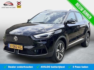 MG ZS EV Long Range Comfort 70 kWh SoH 95,9% / Afneembare Trekhaak / New Model / Fabrieksgarantie 12-2030 / Stoelverwarming / Black Pack / Achteruitrijcamera /