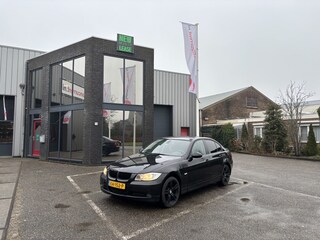 BMW 318i Executive APK tot 13-01-2027