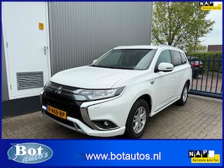 Mitsubishi Outlander 2.4 PHEV Pure / 1E EIG / APPLE CAR PLAY / STOELVERWARMING / CRUISE / ECC / NL-AUTO / TREKHAAK / CAMERA