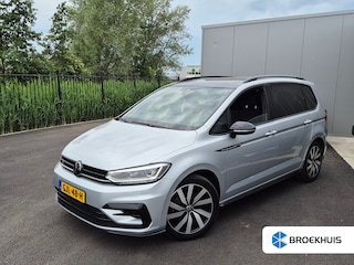 Volkswagen Touran 1.5 TSI Highline 7p 150PK DSG/AUTO Glazen panorama-dak | Trekhaak uitklapbaar | Achteruitrijcamera | Adaptief cruise control | Apple carplay android auto | Stoelverwarming | Dodehoek detectie | Navigatie | Keyless entry/start | DAB | 18"LMV