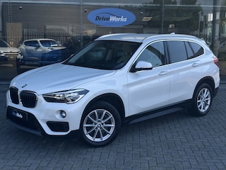 BMW X1 xDrive20i High Executive | Camera | Carplay | Leer | Parkeer Assistent | Driving Assistant Plus -Cruise control adaptief met stop&go, file assistent-grootlichtassistent-rijstrooksensor-