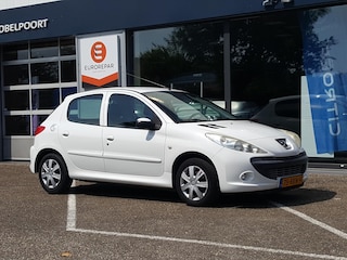 Peugeot 206 1.4 75pk 5-deurs XS TREKHAAK | Climate control | Elektrische ramen | Centrale vergrendeling | Radio met USB-poort | DEALER ONDERHOUDEN!