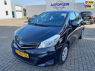 Toyota Yaris 1.3 VVT-i Now In Nederland nieuw geleverde goed onderhouden auto op All-seasons banden!