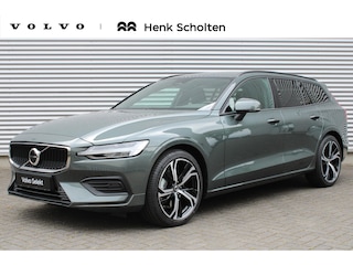 Volvo V60 2.0 B4 Mild Hybrid Essential Edition | Lederen Bekleding Charcoal | Adaptieve Cruise Control | Pilot Assist | 19-Inch Lichtmetalen Velgen | Getint Glas | Donkere Hemelbekleding | Parkeersensoren Voor & Achter | Achteruitrijcamera | Stoelverwarming Voor- en Achter | Stuurverwarming | Google | High Performance Audio | Lendensteun | BLIS |