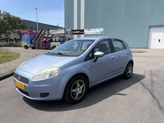 Fiat Punto Grande 1.4-16V Dynamic 5-Deurs 6-Bak 96 PK. Goed rijdende inruilauto met nieuwe APK !!!