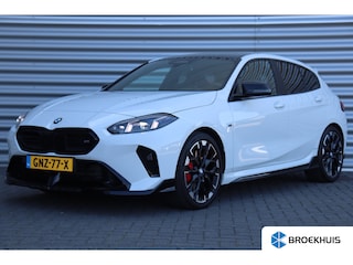 BMW M135 xDRIVE 300PK AUTOMAAT / NAVI / LEDER / CLIMA / LED / PDC / HUD / 19" LMV / CAMERA / KEYLESS / PARELMOER / UNIEK / ORG. NL !!