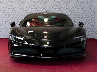 Ferrari SF90 4.0 V8 1000 pk INCL BTW/BPM. CARBON SEATS/STUUR LIFT CARPLAY AFS CAMERA phev