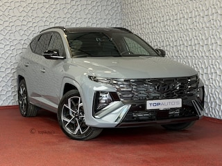 Hyundai Tucson NIEUWE AUTO 1.6 T-GDI PHEV N-LINE SKY PANO. 360.CAMERA SMART.PARK ELEK.KLEP ELEK.STOEL/GEHEUG.VERWARMD SUBWFR 19''LMV ZWARTE HEMEL STUURVERW. PLUG IN HYBRIDE - 5 JAAR GARANTIE