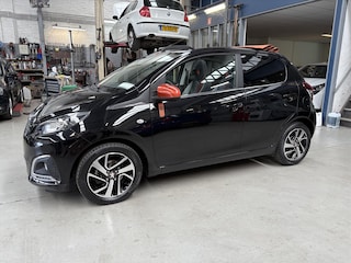 Peugeot 108 1.0 VTi 68pk 5D TOP! Collection | Roland Garros | Softtop | Apple carplay / Android auto | LM velgen | Camera | Keyless entry | NAP | Rijklaar prijs!