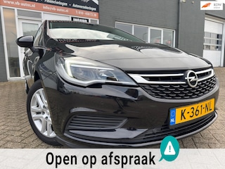 Opel Astra 1.0 Business+ met parkeersensoren en navigatie en cruise controle en bluetooth telefoon / media