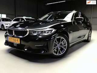 BMW 3-serie Touring 330e Business Edition Plus I 293PK I Camera I Trekhaak I Ambiente I Full Led I Stoel & Stuurverw. I Half/Leder