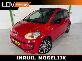 Volkswagen Up 1.0 GROOVE UP! / Automaat / Lederen bekleding / Cruise control / Stoelverwarming / Bluetooth / Navigatie.