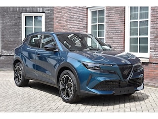 Alfa Romeo Junior Elettrica 54kW 156pk Wij zijn op afspraak geopend! Graag bellen voor uw komst.