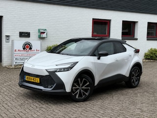 Toyota C-HR 2.0 High Power PHEV 223pk CVT Dynamic/ Parelmoer wit met zwart dak/ Apple Carplay/ Keyless entry/ Stuur + stoel verwarming/ Camera/ Adaptieve cruise