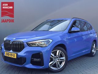 BMW X1 BWJ 2022 xDrive25e 221 PK eDrive Edition M SPORT | NIEUW BINNEN! TREKHAAK | FULL LED | HALF LEDER | STOELVERW. | ELEKTR. ACHTERKLEP | DAB | NAVI | CLIMA | CRUISE | LMV | PDC