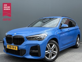 BMW X1 BWJ 2022 xDrive25e 221 PK eDrive Edition M SPORT | NIEUW BINNEN! TREKHAAK | FULL LED | HALF LEDER | STOELVERW. | ELEKTR. ACHTERKLEP | DAB | NAVI | CLIMA | CRUISE | LMV | PDC