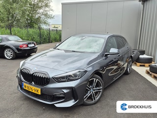 BMW 120i Business Edition Plus 178PK AUTO | Head-up display | Glazen panorama-dak | Achteruitrijcamera | Keyless entry/start | Stoel/stuurverwarming | Navigatie | Apple carplay Android auto |  Cruise control adaptief | DAB |LED | 18"LMV