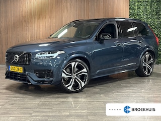 Volvo XC90 T8 AWD Recharge Ultra Dark | Vol! | Bowers & Wilkins | Luchtvering | Stoelventilatie | Trekhaak | 360 Camera | Head-Up Display | Stoelmassage | 455pk | Adaptieve Cruise Control | Stoelverwarming voor+achter | Stuurwielverwarming | Schuifdak | 22 Inch | Full LED  Meesturende koplampen | Pilot Assist | BLIS Dode Hoek Detectie | Alcantara hemelbekleding | Lederen handgrepen en zonnekleppen | Elektrische voorstoelen geheugen | Nappa Lederen bekleding | Zitting verlenging voorstoelen | Lederen Dashboard | Google Infotainment | Keyless Drive | Parkeersensoren voor+achter | Privacy Glass | Elektrisch bedienbare achterklep | Geïntegreerde zongordijnen achterportieren | Geïntegreerd kinderzitje achterin | Verlichte instaplijsten | 7-Persoons | 4-Zone Climate Control | DAB Radio | Apple Carplay/Android Auto | Alarm Klasse III | Draadloos telefoon opladen | Volvo On Call met mobiele App functie | Denim Blue Metallic |