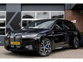 BMW iX xDrive40 Sportpakket | Panorama | 4-Wielbest. | Harman/Kardon | Driving Ass. Professional | 360° | Soft-Close | Trekhaak | 22' Inch |